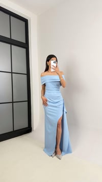 Mavi Madonna Yaka Yırtmaçlı İthal Kumaş Elbise Gaus00436GausELBİSEGU1002012