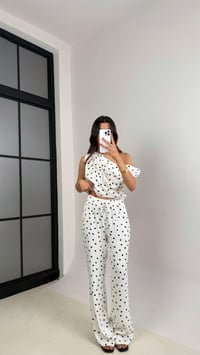 Beyaz Puantiyeli Asimetrik Kesim Bluz Beli Lastikli Pantolon Saten Takım GAUS-007GAUSTAKIMGAUS-007