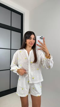 Beyaz Sarı Çiçek Nakışlı Gömlek Beli Lastikli Astarlı Şort Fistolu Takım GAUS-0029GAUSTAKIMGAUS-0029