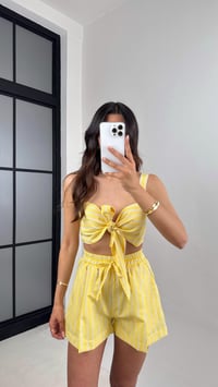Sarı Çizgili Fiyonk Bağlamalı Crop Beli Lastikli Şort Takım Gaus00527GausTAKIMGU1002236
