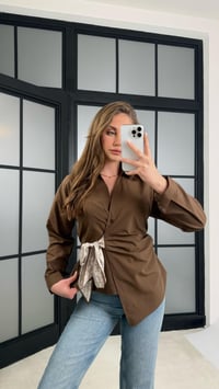 Kahve Bel Bağlama Detaylı Fularlı Tasarım Gömlek GAUS-01173GAUSGÖMLEKGAUS-01173