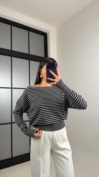 Antrasit İnce Çizgili Kayık Yaka Bluz GAUS-00955GAUSBLUZGAUS-00955