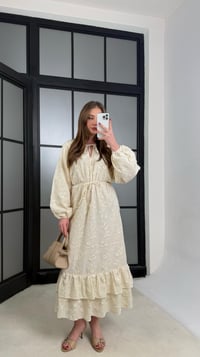 Bej Çiçek Nakış Detaylı Kuşaklı Astarlı Elbise GAUS-01257GAUSELBİSEGAUS-01257