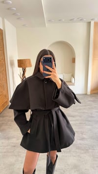 Siyah Pelerin Detaylı Kuşaklı Astarlı Kaban GAUS-00727GAUSKABANGAUS-00727