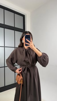 Acı Kahve Fular Detaylı Kuşaklı İthal Kumaş Maxi Boy Elbise GAUS-01155GAUSELBİSEGAUS-01155