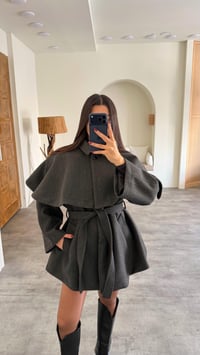 Antrasit Pelerin Detaylı Kuşaklı Astarlı Kaban GAUS-00727GAUSKABANGAUS-00727