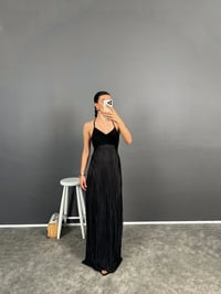 Mare Siyah Sırt Bağlamalı Askılı Piliseli Maxi ElbiseGausELBİSEGU008638