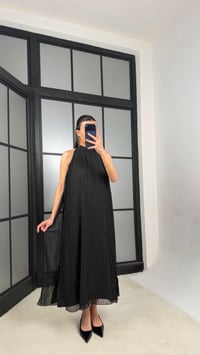 Siyah Boyundan Bağlamalı Astarlı Pileli Tasarım Elbise GAUS-01363GAUSELBİSEGAUS-01363