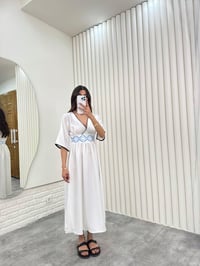 Beyaz V Yaka Beli Mavi İşlemeli Yırtmaçlı Keten Elbise Gaus00297GausELBİSEGU1001683