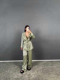 Maggy Yeşil Parlak Saten Büstiyerli Kemerli Ceket Büstiyer Pantolon Üçlü TakımGausTAKIMGU008726