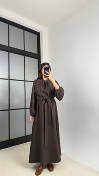 Acı Kahve Fular Detaylı Kuşaklı İthal Kumaş Maxi Boy Elbise GAUS-01155GAUSELBİSEGAUS-01155