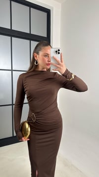 Acı Kahve Gold Toka Detaylı Yırtmaçlı Elbise GAUS-00786GAUSELBİSEGAUS-00786