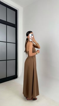 Kahve Çapraz Boyundan Bağlamalı Sırt Dekolteli Keten Elbise Gaus00597GausELBİSEGU1002396