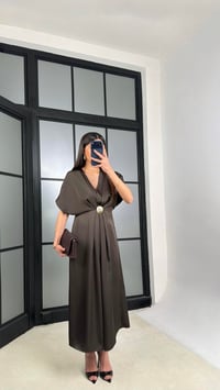 Acı Kahve Gold Toka Detaylı Kuşaklı Saten Elbise GAUS-01281GAUSELBİSEGAUS-01281
