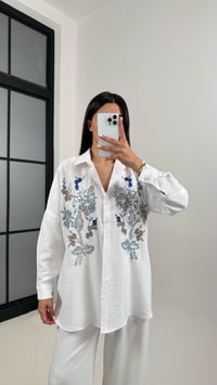 Beyaz Çiçek Nakışlı Pullu Gömlek Gaus00357GausGÖMLEKGU1001827