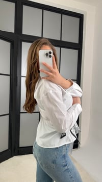 Beyaz Bel Bağlama Detaylı Fularlı Tasarım Gömlek GAUS-01173GAUSGÖMLEKGAUS-01173