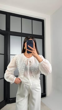Beyaz Bebe Yaka Önü Bağlamalı Transparan Gömlek GAUS-01241GAUS القمصان GAUS-01241
