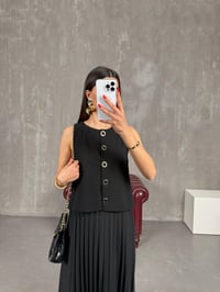 Siyah Önü Düğmeli Sıfır Kol Pileli Tasarım Elbise Gaus00193GausDressesGU1001450