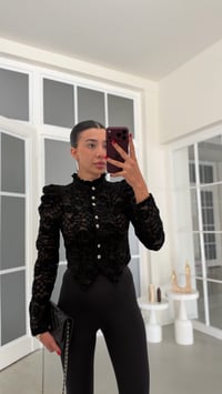 Siyah Vatkalı Yumuşak Dantelli Tasarım Bluz GAUS-02331GAUSالبلوزات GAUS-02331