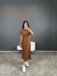 Kalio Kahve Polo Yaka Yırtmaçlı Uzun ElbiseGausELBİSEGU004446