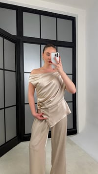 Taş Gold Toka Detaylı Asimetrik Kesim Bluz Beli Lastikli Pantolon İkili Saten Takım GAUS-01252GAUSTAKIMGAUS-01252