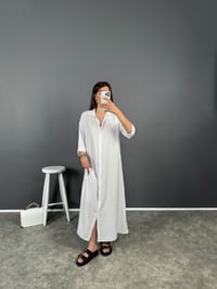 Beyaz Premium Salaş Yırtmaçlı Düğmeli Elbise GausELBİSEGU008067