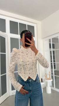 Beyaz Vatkalı Yumuşak Dantelli Tasarım Bluz GAUS-02331GAUSالبلوزات GAUS-02331