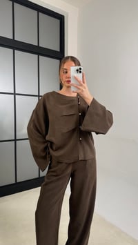 Acı Kahve Asimetrik Yaka Yan Düğme Detaylı Gömlek Beli Lastikli Pantolon Tensel Takım GAUS-01163GAUSTAKIMGAUS-01163