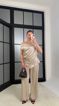 Taş Gold Toka Detaylı Asimetrik Kesim Bluz Beli Lastikli Pantolon İkili Saten Takım GAUS-01252GAUSTAKIMGAUS-01252