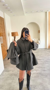 Antrasit Pelerin Detaylı Kuşaklı Astarlı Kaban GAUS-00727GAUSKABANGAUS-00727