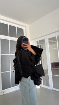 Siyah Kolu Volanlı Poplin Kumaş Bluz GAUS-01921GAUSالبلوزات GAUS-01921