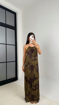 Kahve Gold Desenli Boyundan Bağlamalı Astarlı Tasarım Kırışık Kumaş Elbise GAUS-0030GAUSELBİSEGAUS-0030