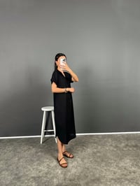 Anita Siyah V Yaka Premium Midi Keten ElbiseGausELBİSEGU008686