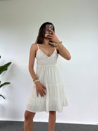 Farona Beyaz Keten Triko İşlemeli Astarlı ElbiseGausELBİSEGU001241