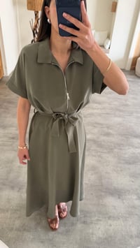 Yeşil Polo Yaka Kuşaklı Tencel Kumaş Elbise GAUS-01429GAUSELBİSEGAUS-01429
