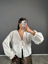 Beyaz Pinterest Kalp Detaylı Bağlamalı Gömlek GausGÖMLEKGU007977