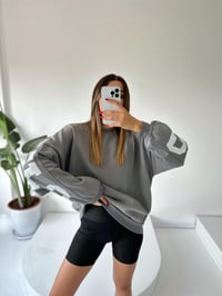 Gri Arkası Baskılı Oversize SweatshirtGausSWEATSHIRTGU001960