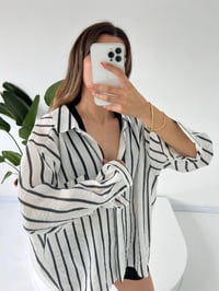 Nidale Beyaz Siyah Çizgili Oversize Gömlek GausGÖMLEKGU001371