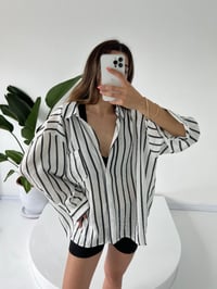 Nidale Beyaz Siyah Çizgili Oversize Gömlek GausGÖMLEKGU001371