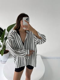 Nidale Beyaz Siyah Çizgili Oversize Gömlek GausGÖMLEKGU001371
