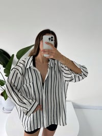 Nidale Beyaz Siyah Çizgili Oversize Gömlek GausGÖMLEKGU001371