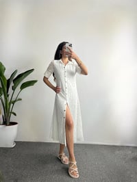 Raina Beyaz Fistolu Düğmeli Kemerli ElbiseGausELBİSEGU001057