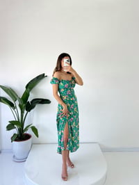 Rita Yeşil Renkli Çiçekli Yırtmaçlı Viskon Elbise GausELBİSEGU001340