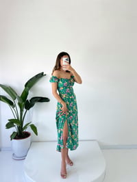 Rita Yeşil Renkli Çiçekli Yırtmaçlı Viskon Elbise GausELBİSEGU001340