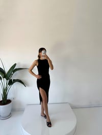 Siyah Drapeli Yandan Yırtmaçlı Elbise GausELBİSEGU001646
