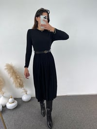Siyah Eteği Pileli Kemerli Elbise GausELBİSEGU00803