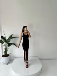 Siyah Kalın Askılı Beyaz Şeritli Ottoman Kumaş Yırtmaçlı ElbiseGausELBİSEGU001688