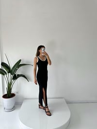 Siyah Kalın Askılı Beyaz Şeritli Ottoman Kumaş Yırtmaçlı ElbiseGausELBİSEGU001688
