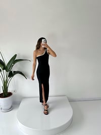 Siyah Tek Omuz Beyaz Şeritli Ottoman Kumaş Yırtmaçlı ElbiseGausELBİSEGU001689