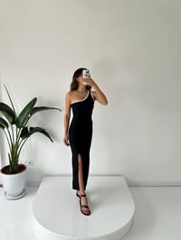 Siyah Tek Omuz Beyaz Şeritli Ottoman Kumaş Yırtmaçlı ElbiseGausELBİSEGU001689